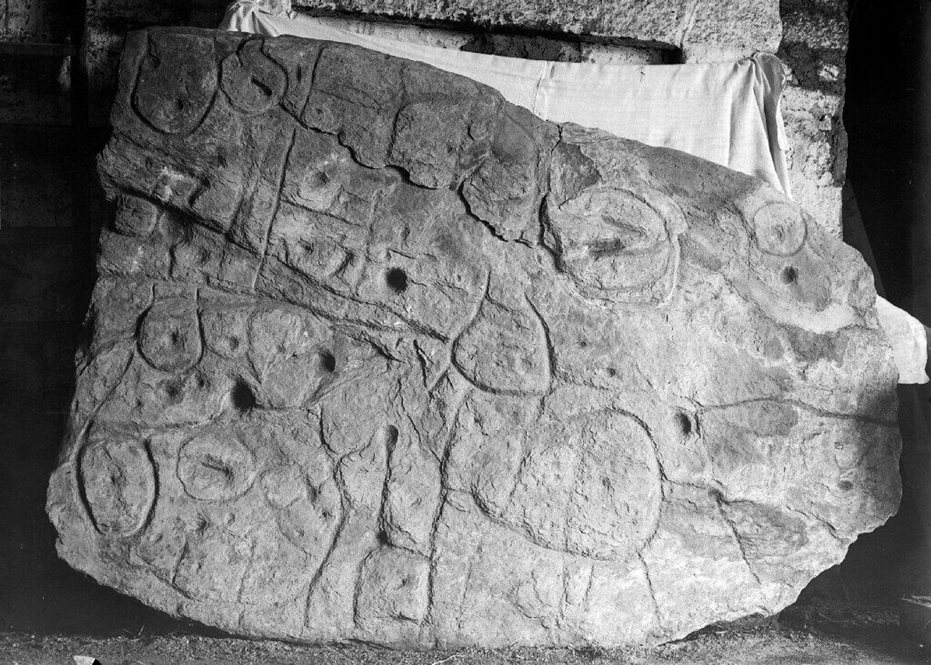 Um pedaço de rocha com marcas misteriosas que permanecem em grande parte sem estudo por 4.000 anos - Sputnik Brasil, 1920, 18.10.2023