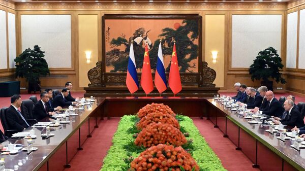 Presidente russo, Vladimir Putin (à direita), e o líder chinês, Xi Jinping (à esquerda) durante conversas em Pequim, China, em 18 de outubro de 2023 - Sputnik Brasil