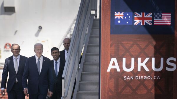 Anthony Albanese, primeiro-ministro do Reino Unido (à esquerda), Joe Biden, presidente dos EUA (segundo à esquerda), e Rishi Sunak, primeiro-ministro da Austrália (segundo à direita), caminham durante discussões do pacto trilateral AUKUS na base naval de Point Loma em San Diego, Califórnia, EUA, 13 de março de 2023 - Sputnik Brasil