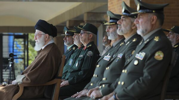 Nesta foto divulgada pelo site oficial do gabinete do líder supremo iraniano, o líder supremo aiatolá Ali Khamenei, à esquerda, participa da cerimônia de formatura de um grupo de cadetes das Forças Armadas em Teerã. Irã, 10 de outubro de 2023 - Sputnik Brasil