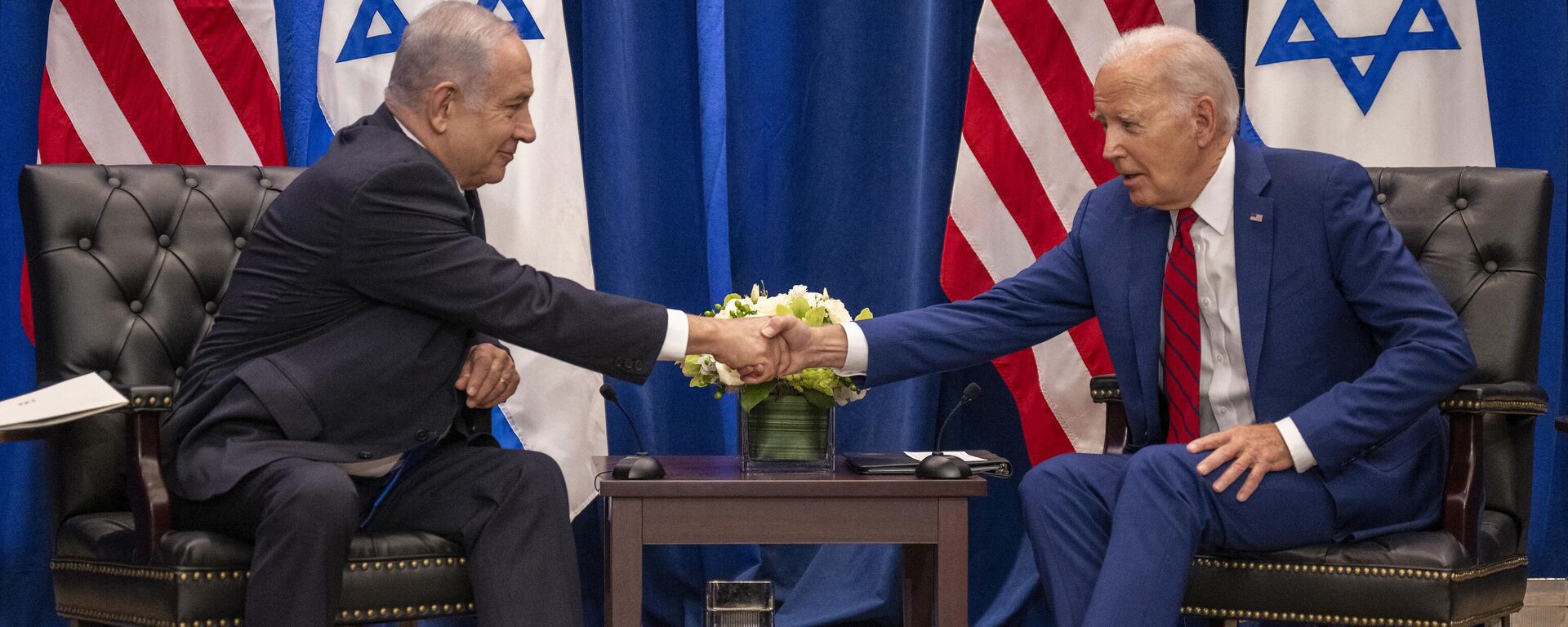Presidente dos Estados Unidos, Joe Biden, aperta as mãos do primeiro-ministro israelense, Benjamin Netanyahu - Sputnik Brasil, 1920, 18.10.2023