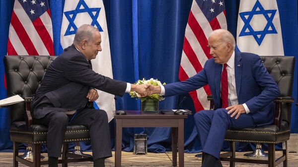 Presidente dos Estados Unidos, Joe Biden, aperta as mãos do primeiro-ministro israelense, Benjamin Netanyahu - Sputnik Brasil