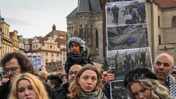 Manifestação em Praga pede o fim do conflito em Gaza, acusando Israel de genocídio contra o povo palestino. República Tcheca, 18 de outubro de 2023 - Sputnik Brasil
