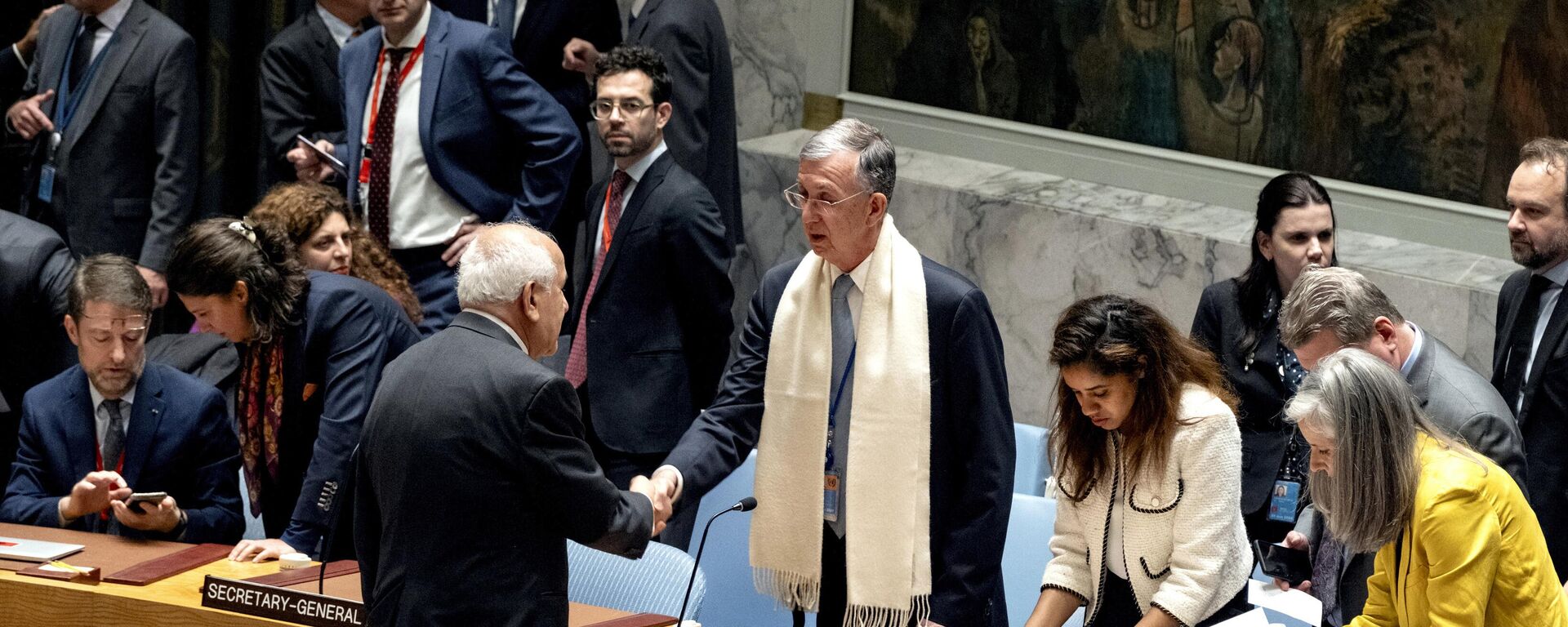 Embaixador da Palestina nas Nações Unidas, Riyad Mansour cumprimenta representante brasileiro na ONU, Sérgio França, durante sessão do Conselho de Segurança. Nova York, 16 de outubro de 2023 - Sputnik Brasil, 1920, 19.10.2023