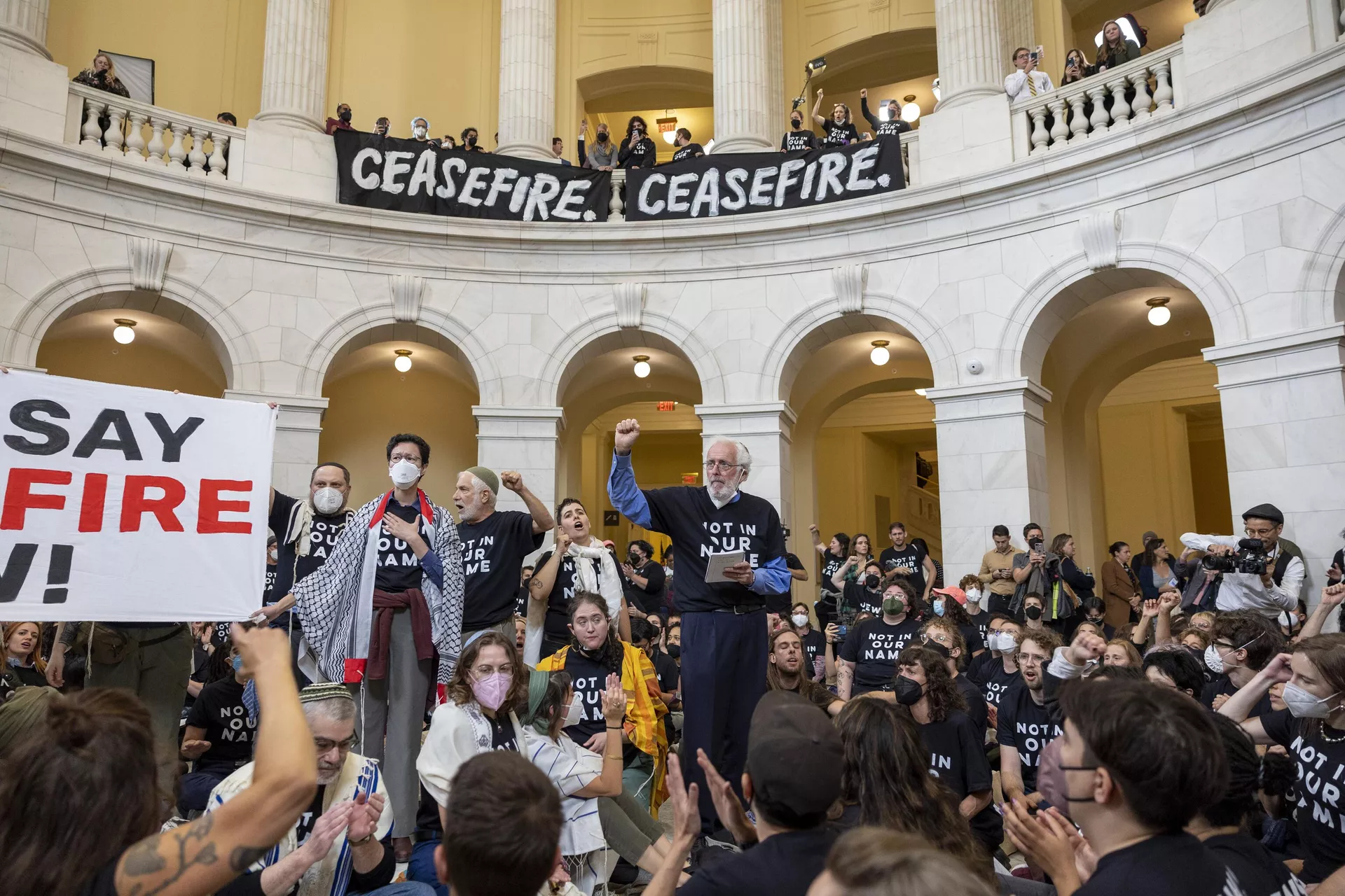 Manifestantes da Jewish Voice for Peace, pedindo um cessar-fogo na guerra em curso entre Israel e o Hamas, protestam dentro do edifício Cannon House Office, no Capitólio, em Washington, em 18 de outubro de 2023 - Sputnik Brasil, 1920, 19.10.2023