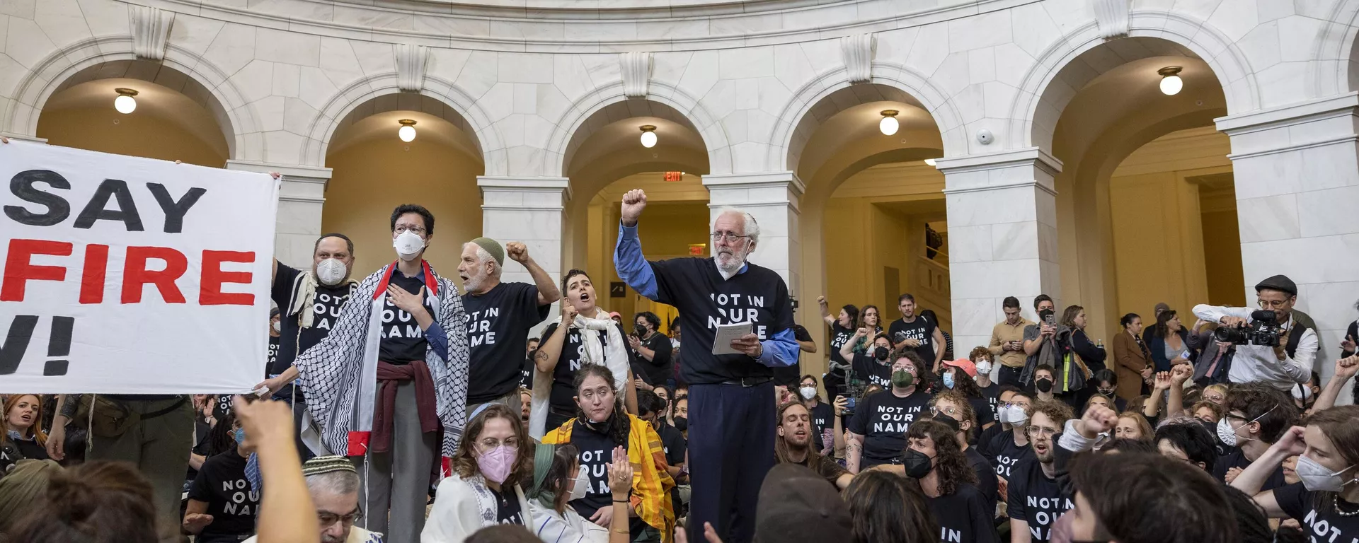 Manifestantes da Jewish Voice for Peace, pedindo um cessar-fogo na guerra em curso entre Israel e o Hamas, protestam dentro do edifício Cannon House Office, no Capitólio, em Washington, em 18 de outubro de 2023 - Sputnik Brasil, 1920, 18.10.2023