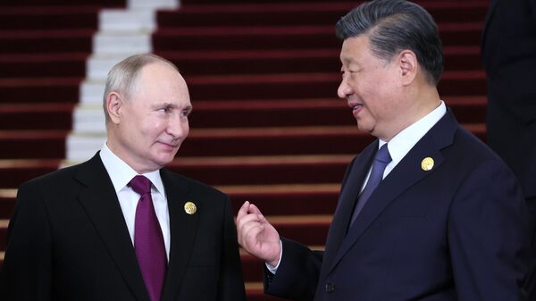 Vladimir Putin, presidente russo, ouve Xi Jinping, presidente chinês, durante cerimônia de boas-vindas aos chefes das delegações participantes do 3º Fórum do Cinturão e Rota, no Grande Salão do Povo, em Pequim. China, 17 de outubro de 2023 - Sputnik Brasil