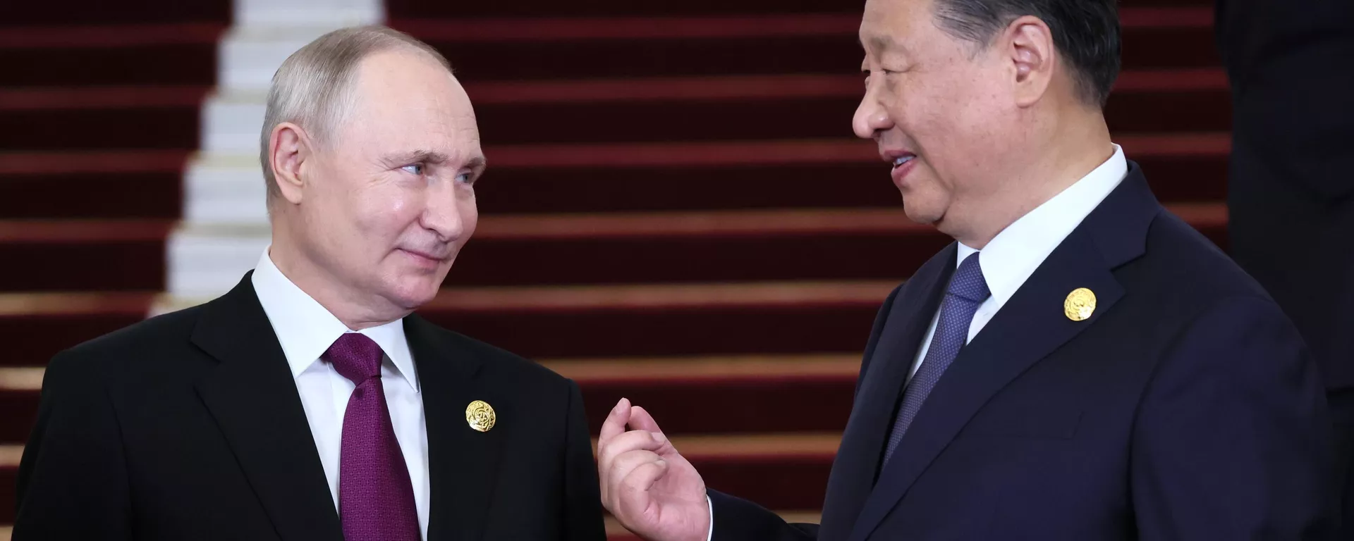 Vladimir Putin ouve o presidente chinês, Xi Jinping, durante uma cerimônia de boas-vindas aos chefes de delegações participantes do 3º Fórum do Cinturão e Rota para Cooperação Internacional, no Grande Salão do Povo em Pequim. China, 17 de outubro de 2023 - Sputnik Brasil, 1920, 28.12.2023