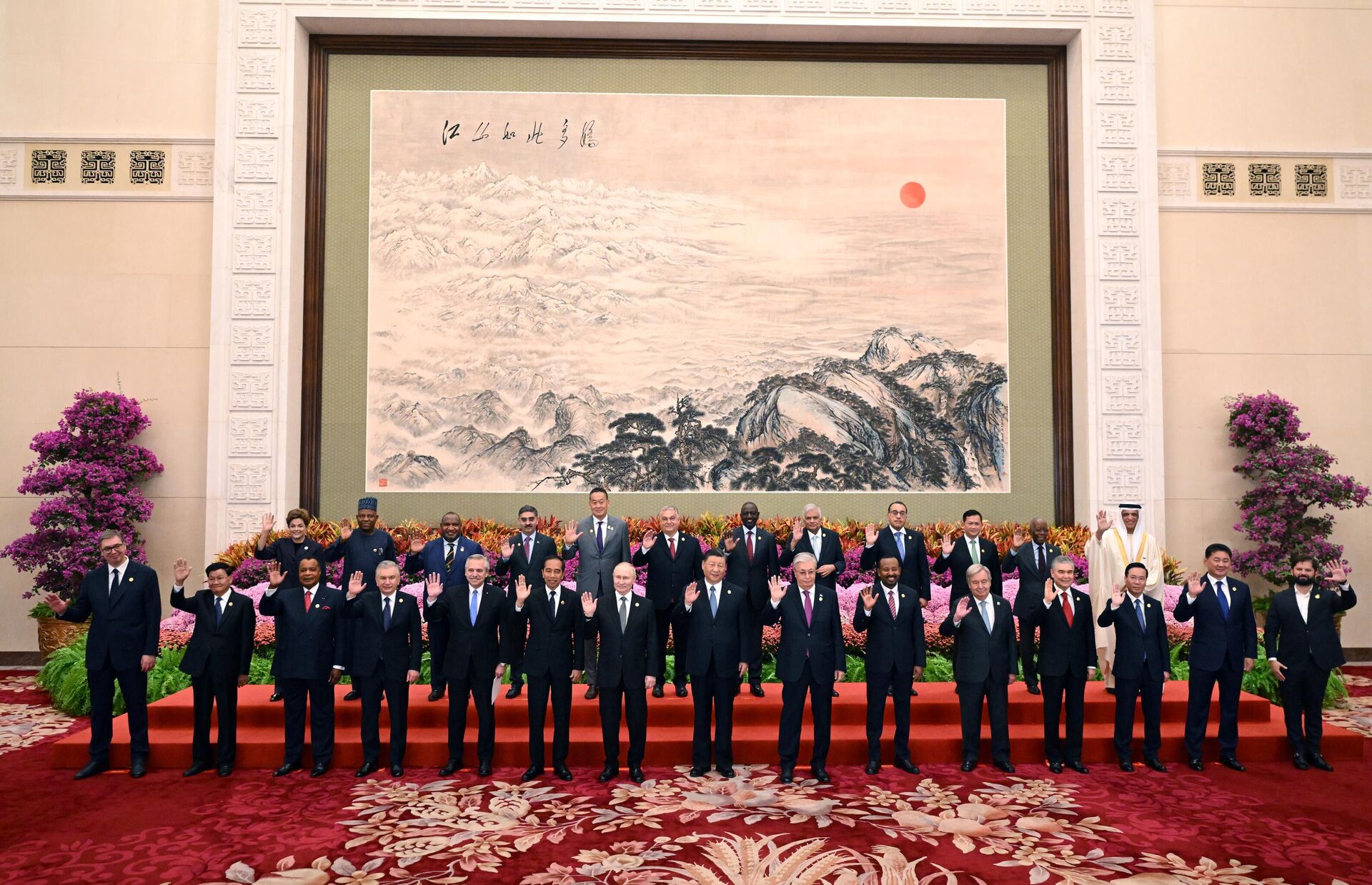 O presidente russo, Vladimir Putin, e o presidente chinês, Xi Jinping, posam para uma foto de família com outros participantes antes da cerimônia de abertura do 3º Fórum do Cinturão e Rota para Cooperação Internacional, no Grande Salão do Povo em Pequim, China, 17 de outubro de 2023 - Sputnik Brasil, 1920, 19.10.2023