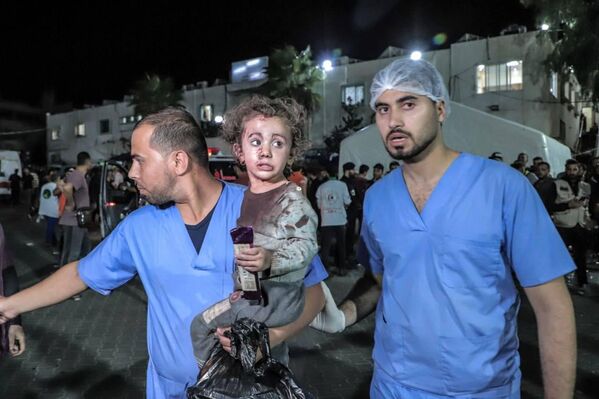 Moradores de Gaza ficam feridos após bombardeio de Israel à Igreja Ortodoxa Grega de São Porfírio, em 19 de outubro de 2023 - Sputnik Brasil