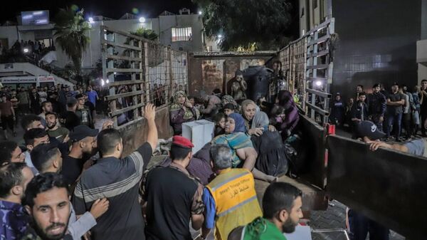 Moradores de Gaza ficam feridos após bombardeio de Israel à Igreja Ortodoxa Grega de São Porfírio, em 19 de outubro de 2023 - Sputnik Brasil