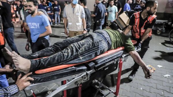 Moradores de Gaza ficam feridos após bombardeio de Israel a Igreja Ortodoxa Grega de São Porfírio, no dia 19/10/2023 - Sputnik Brasil