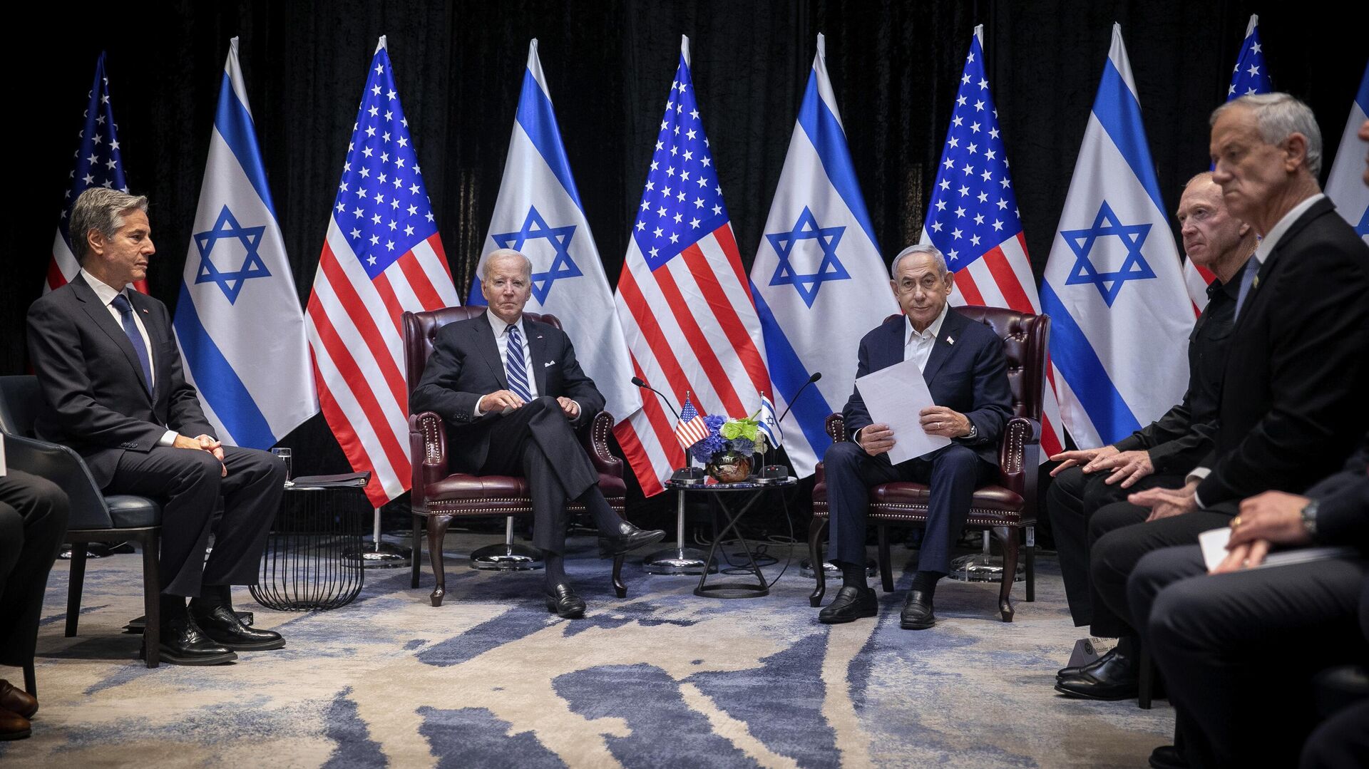 O presidente dos EUA, Joe Biden (centro-esquerda), faz pausa durante reunião com o primeiro-ministro israelense, Benjamin Netanyahu (centro-direita), em Tel Aviv, Israel, em 18 de outubro de 2023 - Sputnik Brasil, 1920, 09.11.2023
