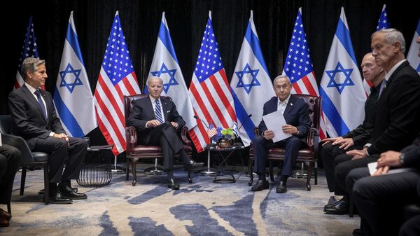 O presidente dos EUA, Joe Biden (centro-esquerda), faz pausa durante reunião com o primeiro-ministro israelense, Benjamin Netanyahu (centro-direita), em Tel Aviv. Israel, 18 de outubro de 2023 - Sputnik Brasil