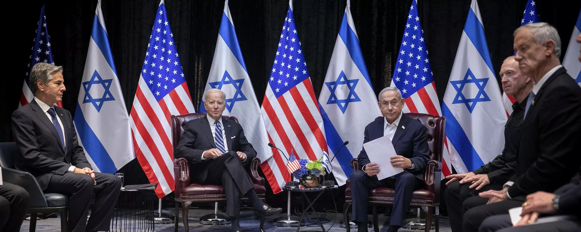 O presidente dos EUA, Joe Biden (centro-esquerda), faz pausa durante reunião com o primeiro-ministro israelense, Benjamin Netanyahu (centro-direita), em Tel Aviv. Israel, 18 de outubro de 2023 - Sputnik Brasil, 1920, 30.11.2023