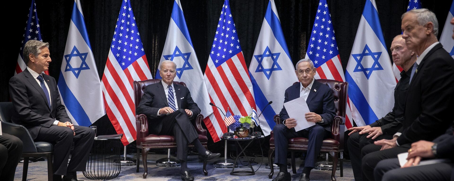 O presidente dos EUA, Joe Biden (centro-esquerda), faz pausa durante reunião com o primeiro-ministro israelense, Benjamin Netanyahu (centro-direita), em Tel Aviv. Israel, 18 de outubro de 2023 - Sputnik Brasil, 1920, 30.11.2023
