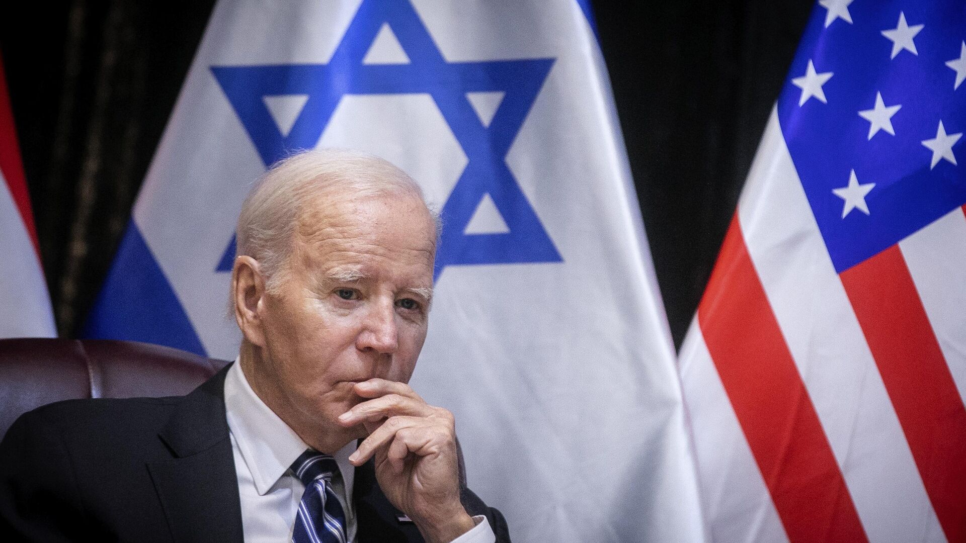 O presidente dos EUA, Joe Biden, durante reunião com o primeiro-ministro israelense, Benjamin Netanyahu, para discutir a guerra entre Israel e o Hamas, em Tel Aviv, Israel, em 18 de outubro de 2023 - Sputnik Brasil, 1920, 08.11.2023