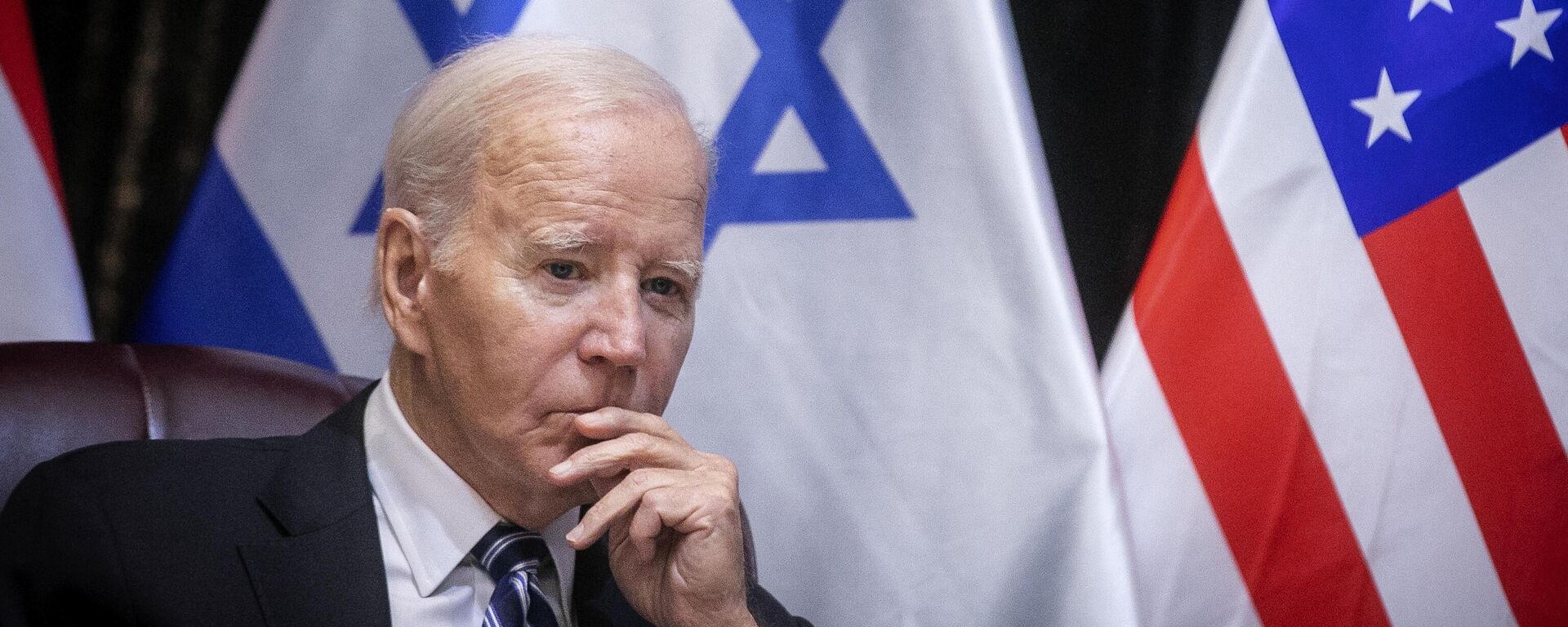 O presidente dos EUA, Joe Biden, durante reunião com o primeiro-ministro israelense, Benjamin Netanyahu, para discutir a guerra entre Israel e o Hamas, em Tel Aviv, Israel, em 18 de outubro de 2023 - Sputnik Brasil, 1920, 11.12.2023