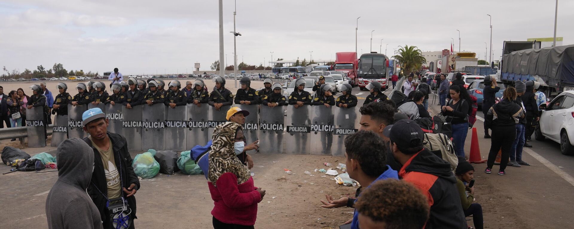 Refugiados venezuelanos impedidos de passar por agentes do Chile e do Peru em abril de 2023 - Sputnik Brasil, 1920, 19.10.2023