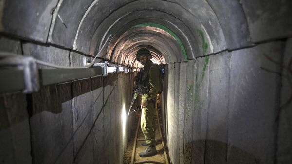 Oficial do Exército israelense em túnel supostamente usado por militantes palestinos para ataques transfronteiriços, na fronteira Israel-Gaza, em 25 de julho de 2014 (foto de arquivo) - Sputnik Brasil