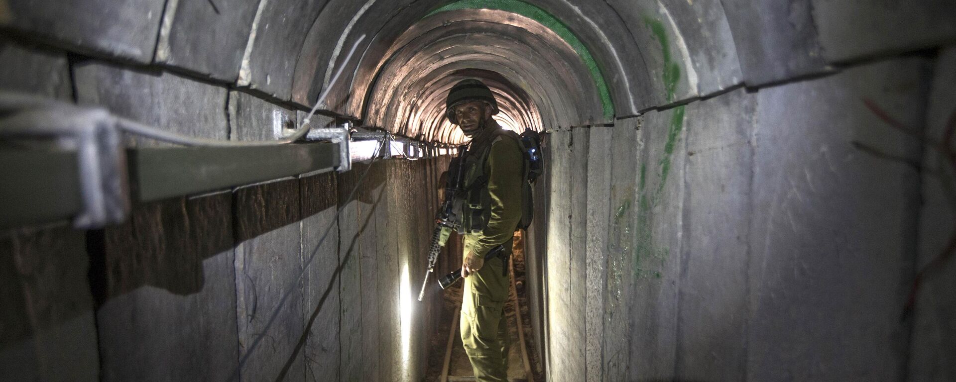 Oficial do Exército israelense em túnel supostamente usado por militantes palestinos para ataques transfronteiriços, na fronteira Israel-Gaza, em 25 de julho de 2014 (foto de arquivo) - Sputnik Brasil, 1920, 28.10.2023