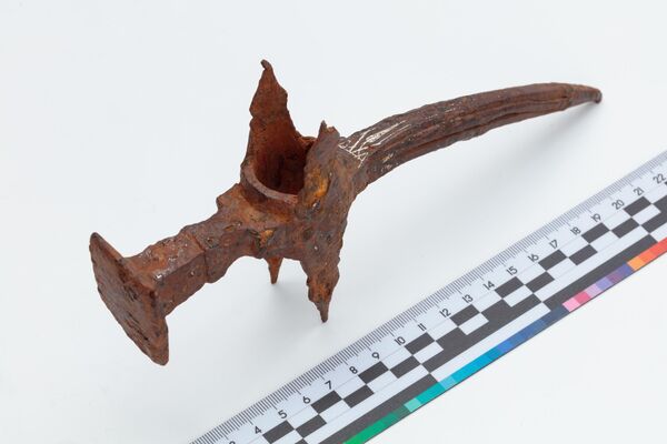 Bico de corvo de aço do final do século XVI – início do século XVII descoberto na região russa de Tula  - Sputnik Brasil