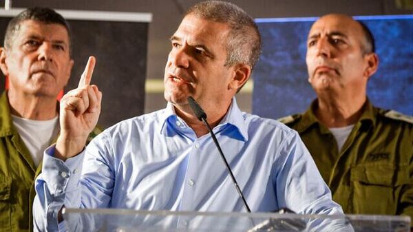 Gal Hirsch, o responsável do governo sobre cidadãos desaparecidos e sequestrados, fala durante uma reunião com parentes de israelenses sequestrados pelo Hamas e israelenses desaparecidos em Tel Aviv, 13 de outubro de 2023 - Sputnik Brasil