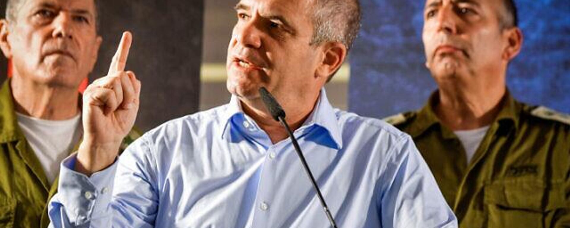 Gal Hirsch, o responsável do governo sobre cidadãos desaparecidos e sequestrados, fala durante uma reunião com parentes de israelenses sequestrados pelo Hamas e israelenses desaparecidos em Tel Aviv, 13 de outubro de 2023 - Sputnik Brasil, 1920, 20.10.2023