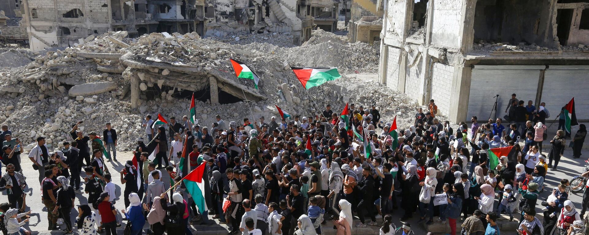 Pessoas marcham durante protesto pró-palestino no campo de refugiados palestinos Yarmuk, ao sul de Damasco, Síria, em 20 de outubro de 2023 - Sputnik Brasil, 1920, 20.10.2023