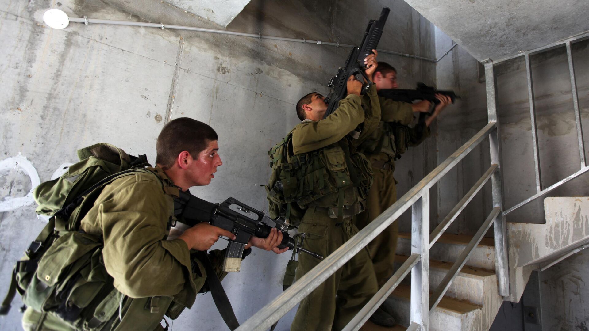 Membros das forças de infantaria de Israel armados com rifles Tavor durante treinamento de combate urbano no dia 30 de junho de 2009, no Centro de Treinamento Urbano de Tzeelim, ao sul de Israel - Sputnik Brasil, 1920, 29.10.2023