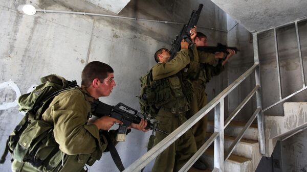 Membros das forças de infantaria de Israel armados com rifles Tavor durante treinamento de combate urbano no dia 30 de junho de 2009, no Centro de Treinamento Urbano de Tzeelim, ao sul de Israel - Sputnik Brasil