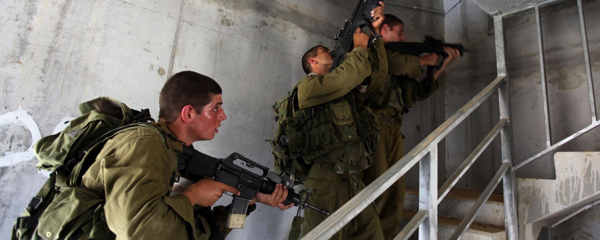 Membros das forças de infantaria de Israel armados com rifles Tavor durante treinamento de combate urbano no dia 30 de junho de 2009, no Centro de Treinamento Urbano de Tzeelim, ao sul de Israel - Sputnik Brasil, 1920, 29.10.2023