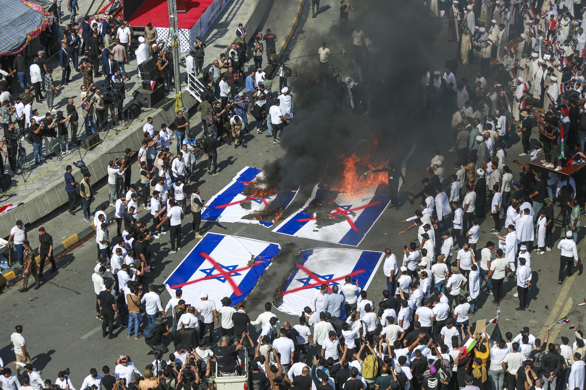 Iraquianos queimam bandeiras israelenses durante manifestação em apoio aos palestinos na Faixa de Gaza. Bagdá, Iraque, 13 de outubro de 2023 - Sputnik Brasil, 1920, 20.10.2023