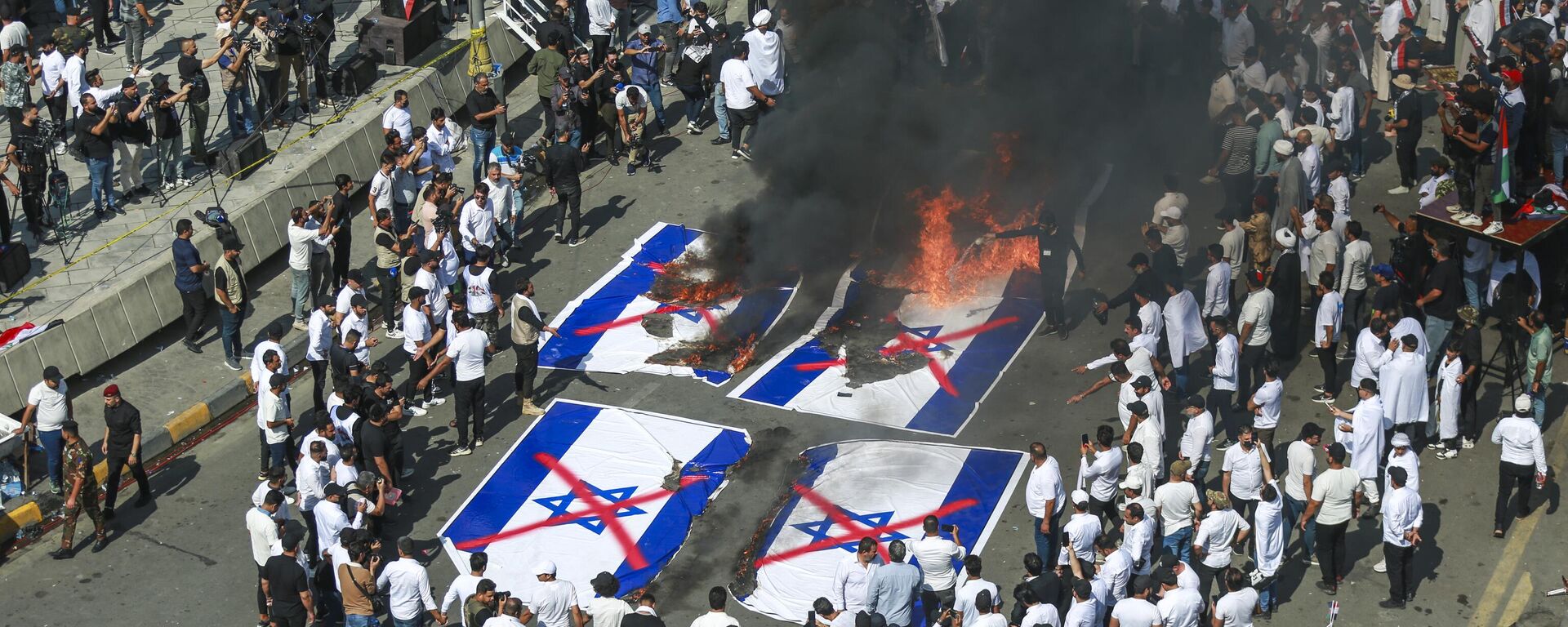 Iraquianos queimam bandeiras israelenses durante manifestação em apoio aos palestinos na Faixa de Gaza. Bagdá, Iraque, 13 de outubro de 2023 - Sputnik Brasil, 1920, 20.10.2023