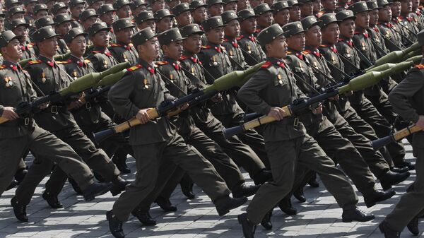 Soldados norte-coreanos marcham durante um desfile militar em massa na Praça Kim Il Sung, em Pyongyang, para comemorar os 100 anos desde o nascimento do fundador norte-coreano, Kim Il Sung (foto de arquivo) - Sputnik Brasil