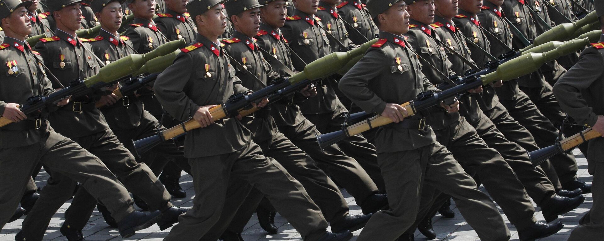 Soldados norte-coreanos marcham durante um desfile militar em massa na Praça Kim Il Sung, em Pyongyang, para comemorar os 100 anos desde o nascimento do fundador norte-coreano, Kim Il Sung (foto de arquivo) - Sputnik Brasil, 1920, 20.10.2023
