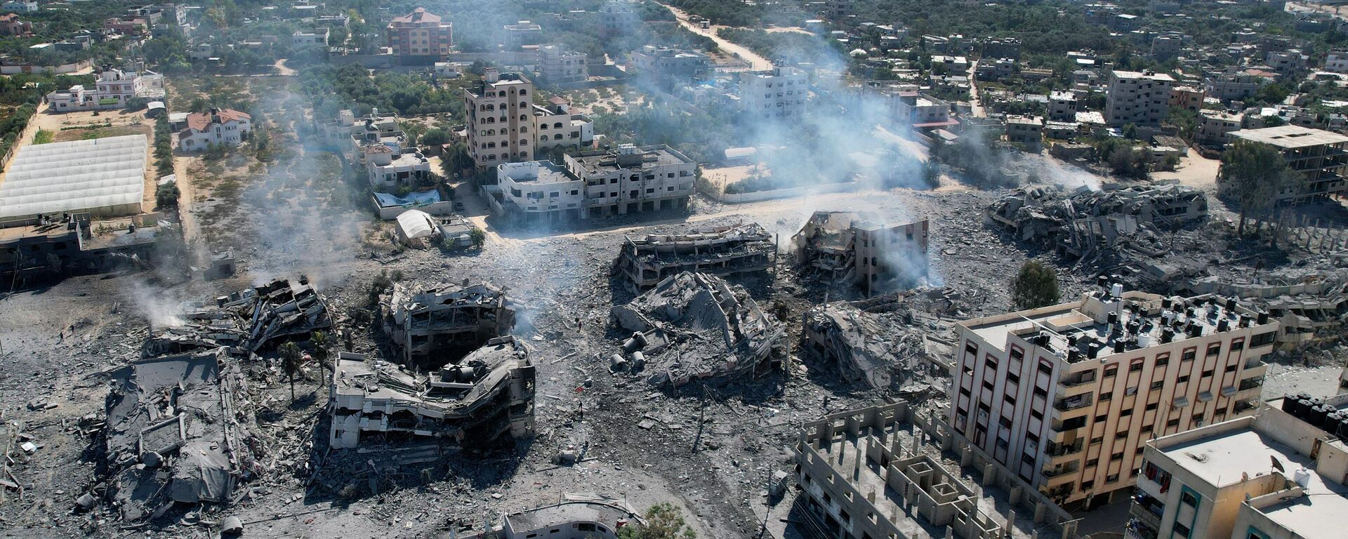 Prédios destruídos na cidade de Al-Zahra, Faixa de Gaza, em 20 de outubro de 2023, após bombardeio israelense durante a noite, em meio aos combates contínuos entre Israel e o grupo palestino Hamas - Sputnik Brasil, 1920, 20.10.2023