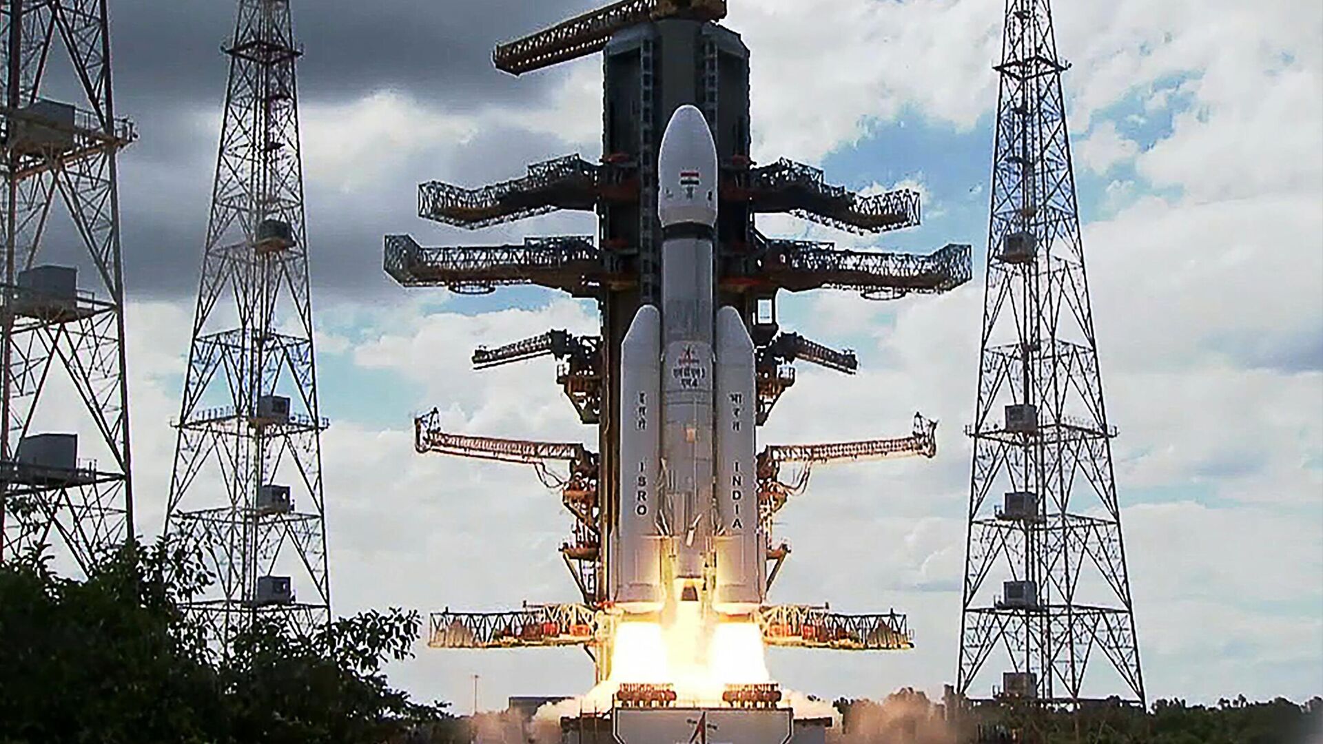 Foguete da Organização Indiana de Pesquisa Espacial (ISRO, na sigla em inglês) carregando a espaçonave Chandrayaan-3, decolando do Centro Espacial Satish Dhawan em Sriharikota, Andhra Pradesh. Índia, 14 de julho de 2023 - Sputnik Brasil, 1920, 31.10.2023
