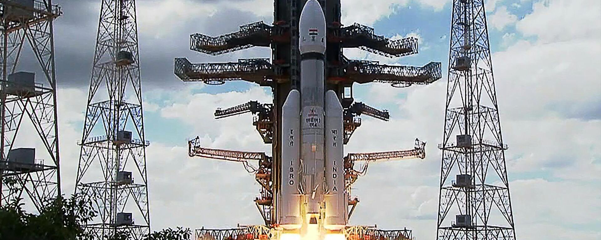 Foguete da Organização Indiana de Pesquisa Espacial (ISRO, na sigla em inglês) carregando a espaçonave Chandrayaan-3, decolando do Centro Espacial Satish Dhawan em Sriharikota, Andhra Pradesh. Índia, 14 de julho de 2023 - Sputnik Brasil, 1920, 31.10.2023