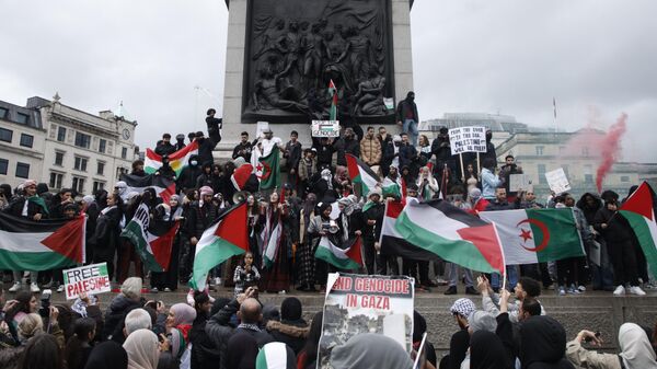 Protesto na Inglaterra reuniu milhares de apoiadores do povo palestino que pediam fim da guerra. Londres, 21 de outubro de 2023 - Sputnik Brasil