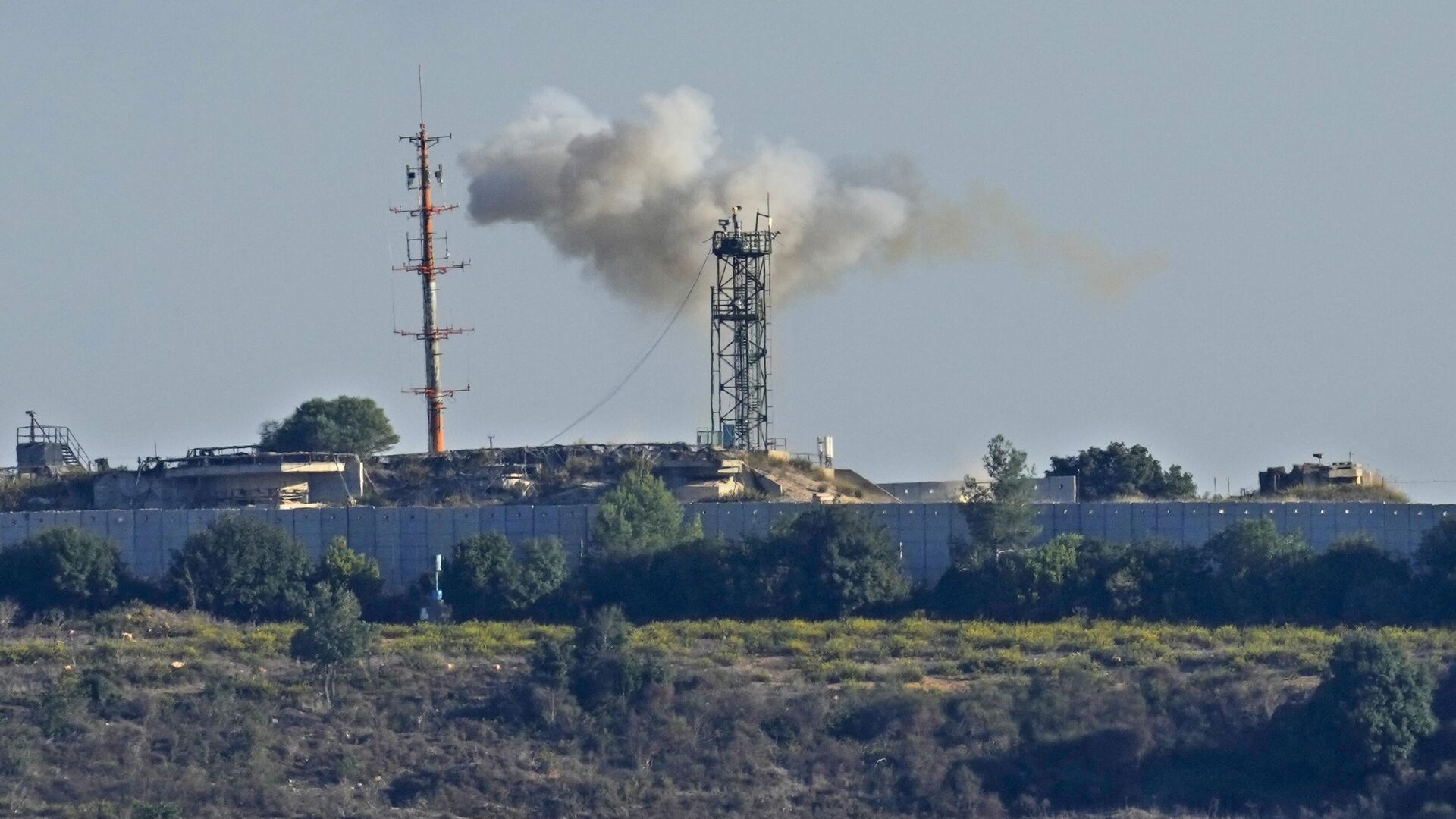 Fumaça em posição do exército israelense atingida por combatentes do Hezbollah em vila na fronteira. Líbano, 20 de outubro de 2023 - Sputnik Brasil, 1920, 04.02.2024