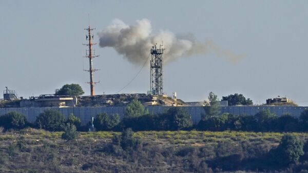 Fumaça em posição do exército israelense atingida por combatentes do Hezbollah em vila na fronteira. Líbano, 20 de outubro de 2023 - Sputnik Brasil