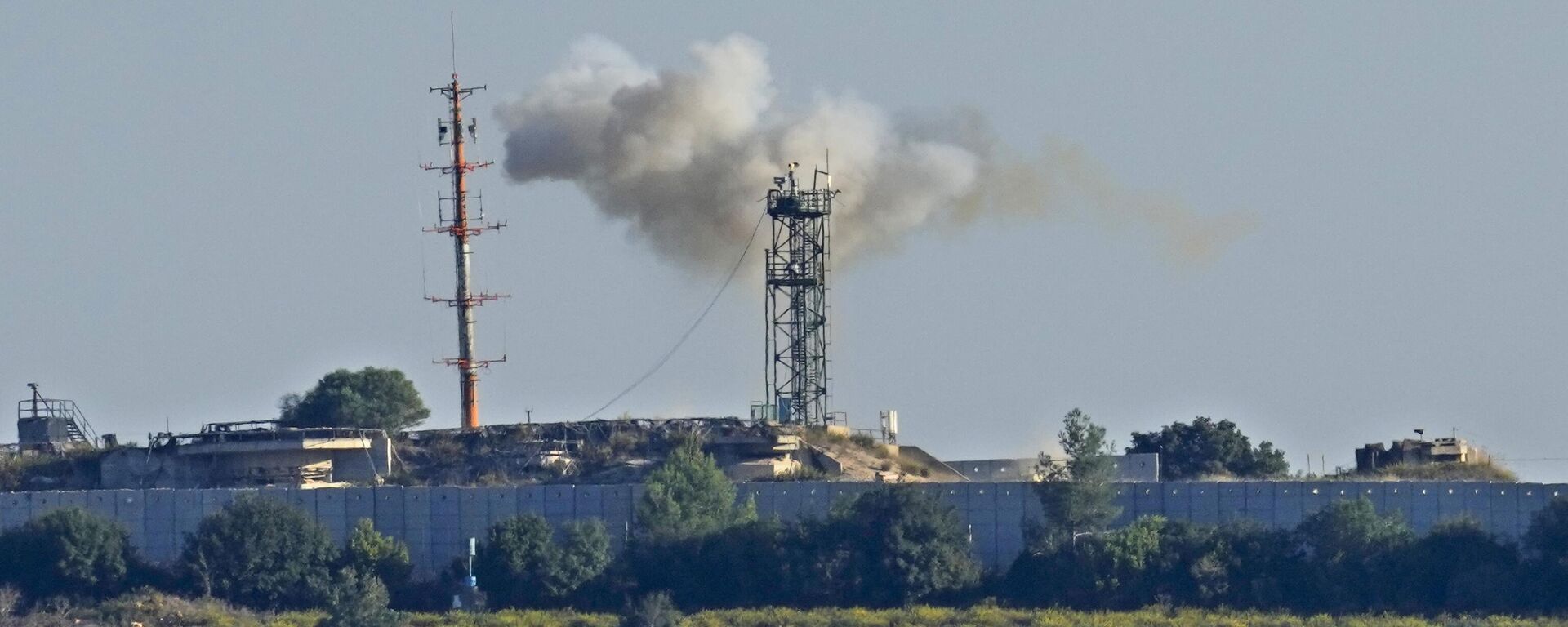 Fumaça em posição do exército israelense atingida por combatentes do Hezbollah em vila na fronteira. Líbano, 20 de outubro de 2023 - Sputnik Brasil, 1920, 04.02.2024