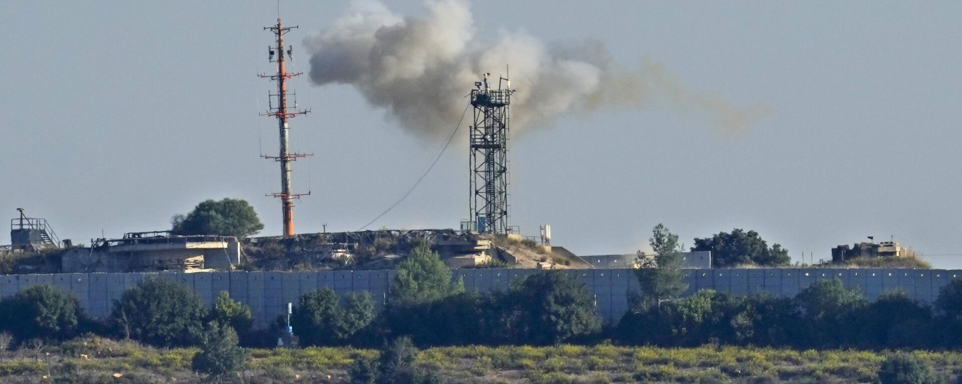 Fumaça em posição do exército israelense atingida por combatentes do Hezbollah em vila na fronteira. Líbano, 20 de outubro de 2023 - Sputnik Brasil, 1920, 21.10.2023