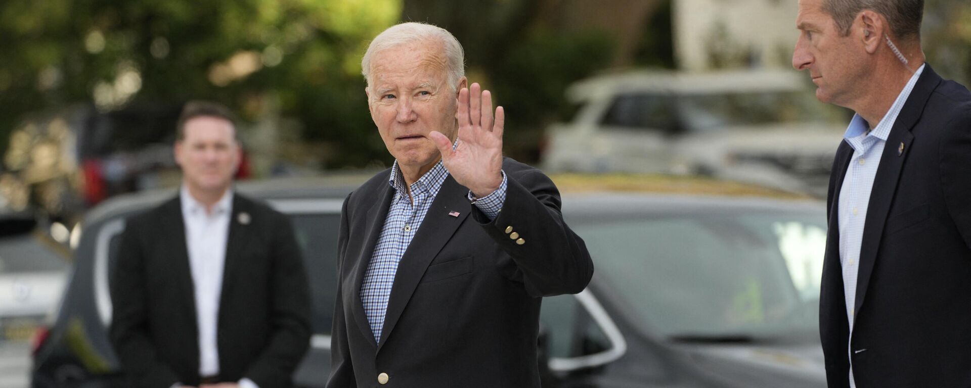 Joe Biden, presidente dos EUA, sai da Igreja Católica St. Edmond em Rehoboth Beach, Delaware, EUA, 21 de outubro de 2023 - Sputnik Brasil, 1920, 22.10.2023