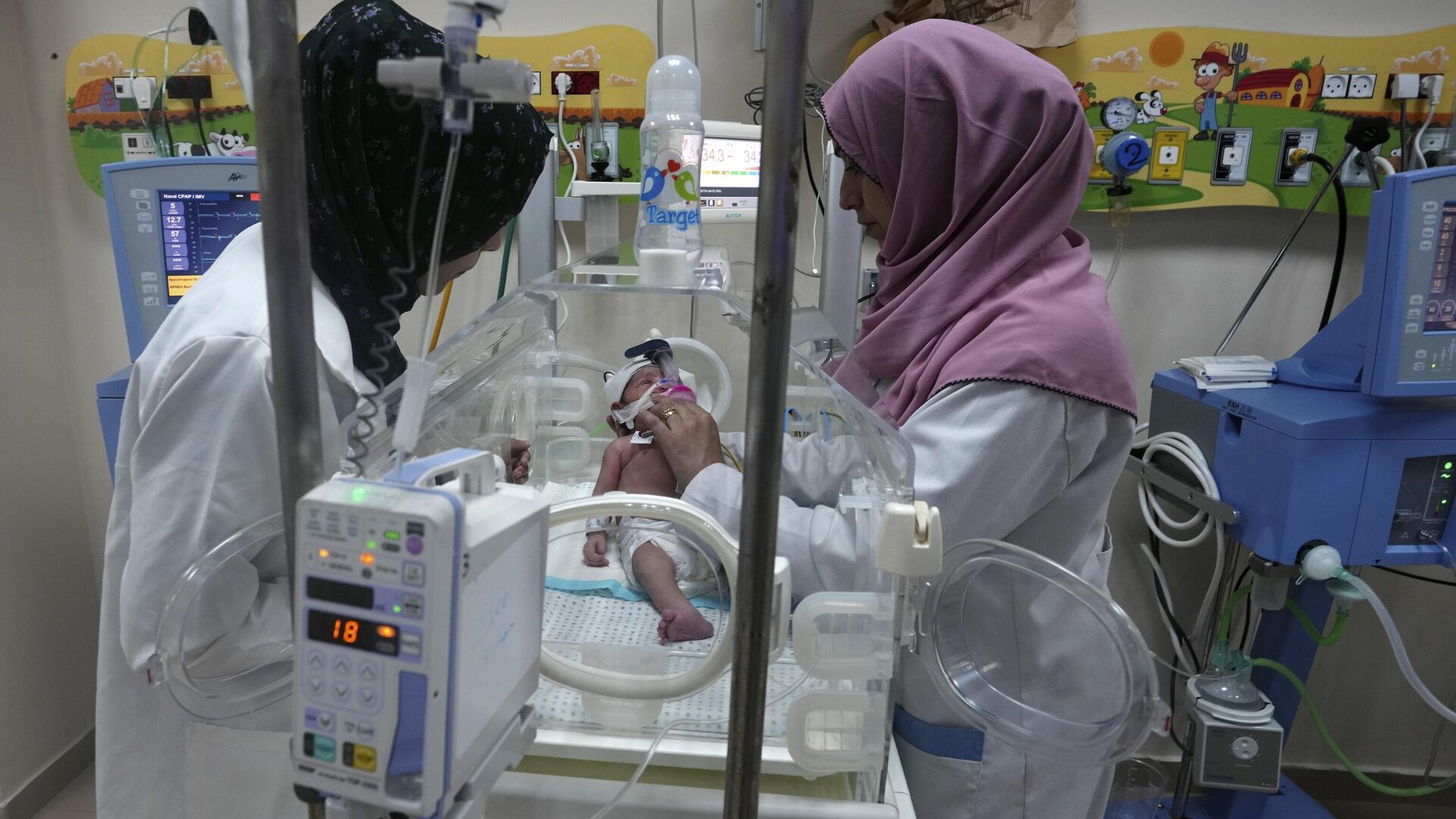 Médicos palestinos tratam de bebê prematuro no hospital Al-Aqsa. Faixa de Gaza, 22 de outubro de 2023 - Sputnik Brasil, 1920, 14.11.2023