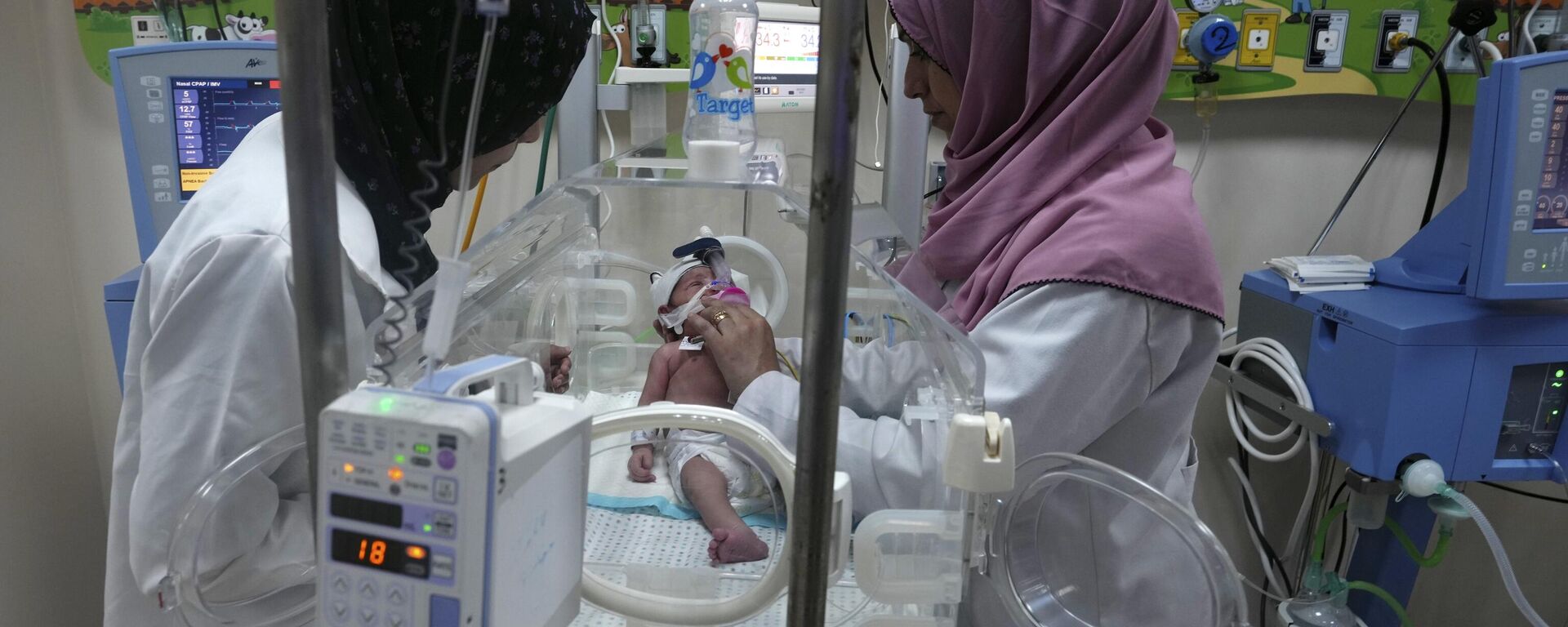 Médicos palestinos tratam de bebê prematuro no hospital Al-Aqsa. Faixa de Gaza, 22 de outubro de 2023 - Sputnik Brasil, 1920, 22.10.2023