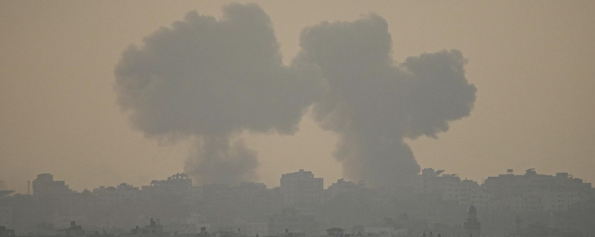 Fumaça nos céus após ataque aéreo israelense. Faixa de Gaza, 22 de outubro de 2023 - Sputnik Brasil, 1920, 04.11.2023