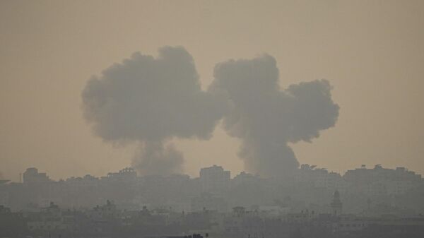 Fumaça nos céus após ataque aéreo israelense. Faixa de Gaza, 22 de outubro de 2023 - Sputnik Brasil