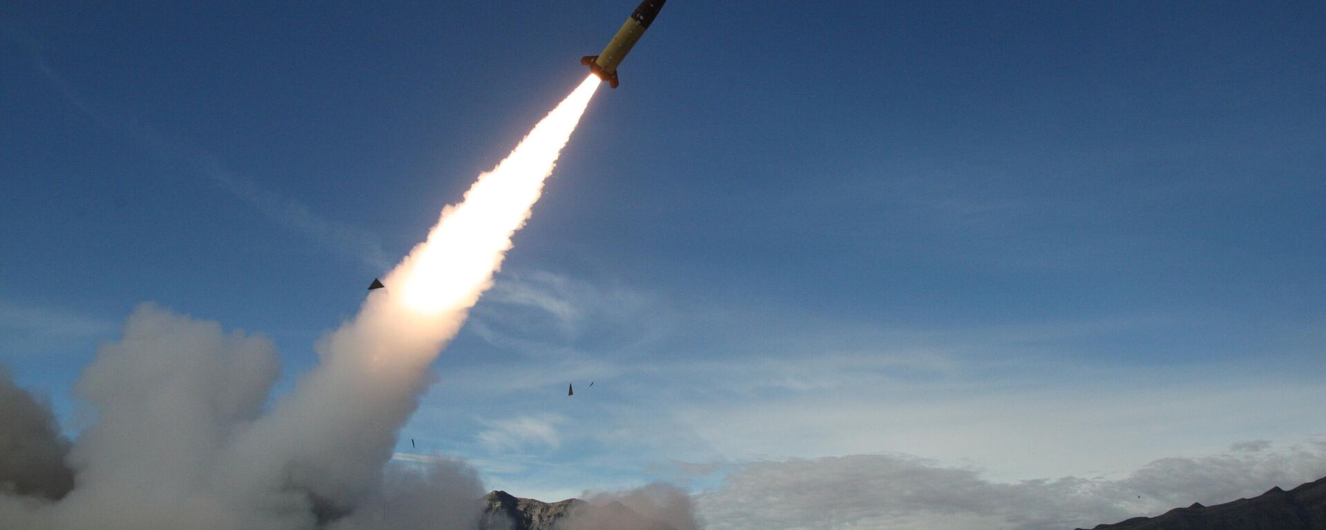 Soldados realizam testes de fogo real das primeiras versões do míssil de longo alcance ATACMS no Campo de Tiro White Sands, Carolina do Norte, EUA, 14 de dezembro de 2021 - Sputnik Brasil, 1920, 17.02.2024